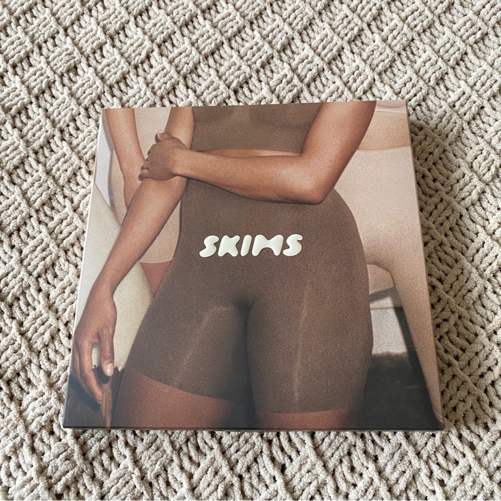 SKIMS Seamless Sculpting Short Mid Thigh w/ Open Gusset